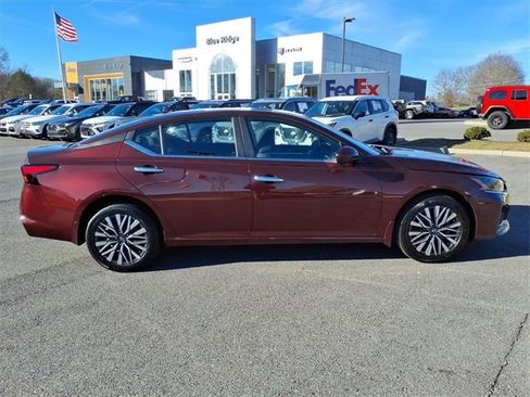 Used 2023 Nissan Altima 2.5 SV w/ SV Premium Package image 3