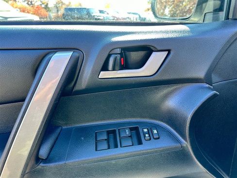 Used 2011 Toyota Highlander SE image 30