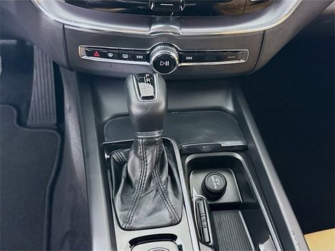 Used 2020 Volvo XC60 T5 Momentum image 19