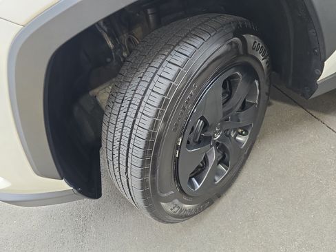 Used 2020 Toyota RAV4 LE FWD image 31