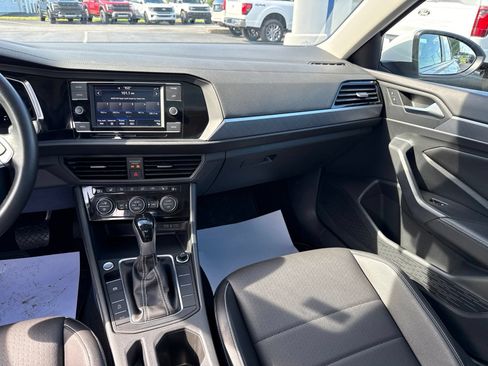 Used 2023 Volkswagen Jetta SE FWD image 9