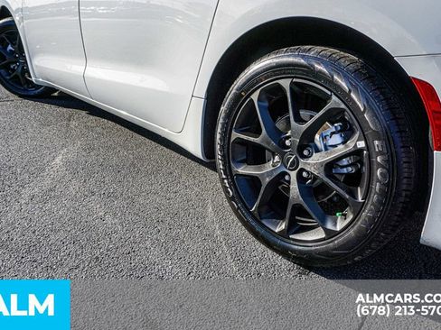 Used 2025 Chrysler Pacifica Limited image 17