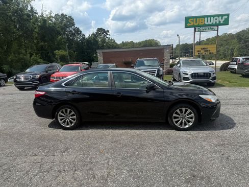 Used 2017 Toyota Camry LE image 5