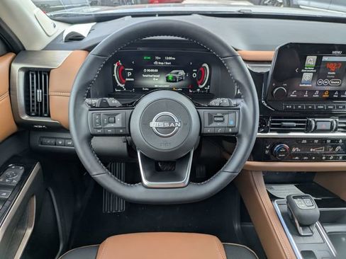 New 2025 Nissan Pathfinder Platinum image 18