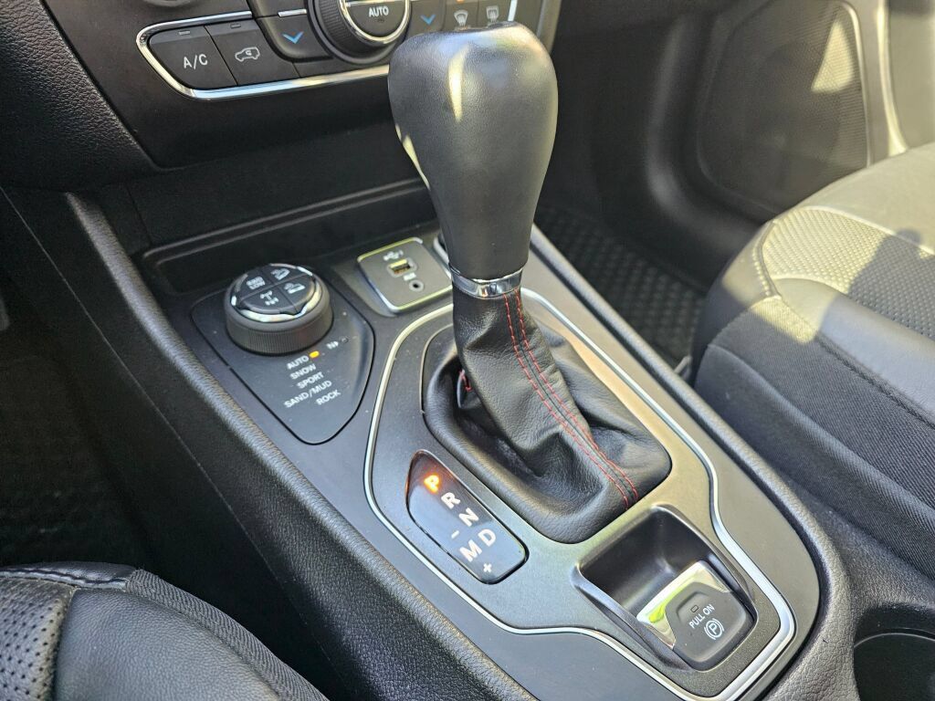 Used 2019 Jeep Cherokee Trailhawk AWD/4WD image 30