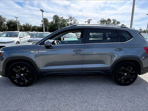 Certified 2022 Volkswagen Taos SE w/ Panoramic Sunroof Package image 8