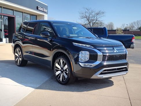 New 2026 Mitsubishi Outlander SE image 14