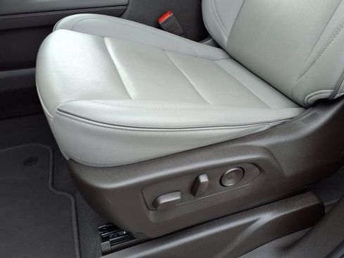 Used 2024 GMC Yukon SLT w/ SLT Luxury Package AWD/4WD image 33