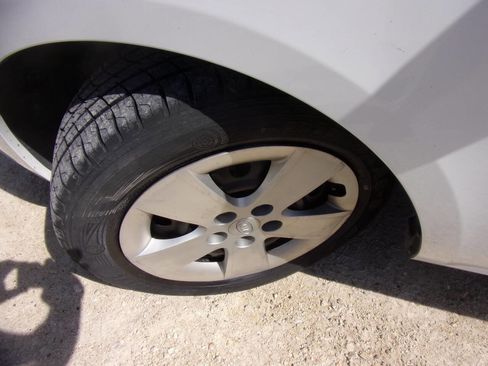 Used 2009 Kia Rondo LX FWD image 4
