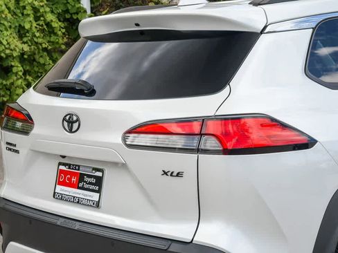 Used 2023 Toyota Corolla Cross XLE w/ Convenience Package FWD image 10