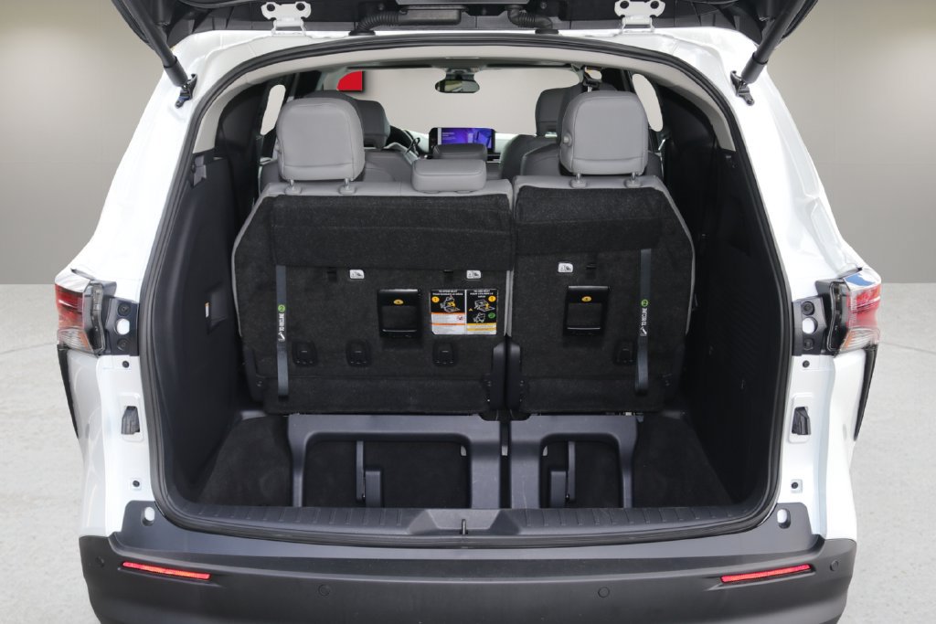 Certified 2026 Toyota Sienna XLE FWD image 16