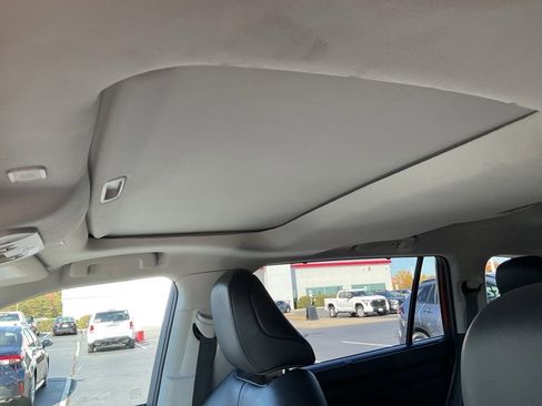 Used 2023 Toyota Highlander XLE image 6