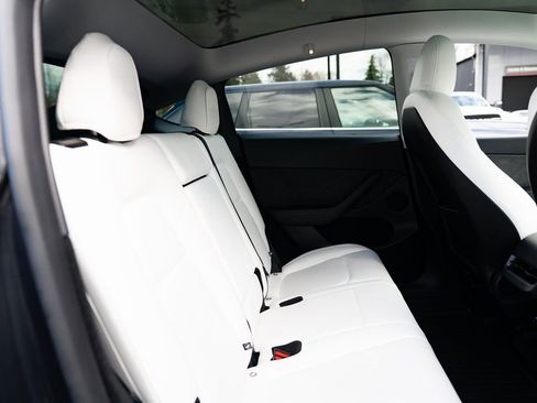 Used 2025 Tesla Model Y Long Range image 18