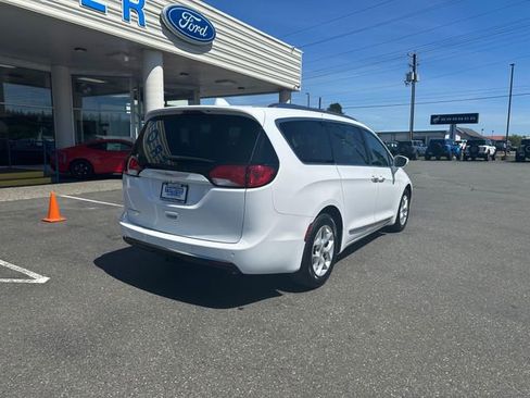 Used 2018 Chrysler Pacifica Touring-L Plus FWD image 2