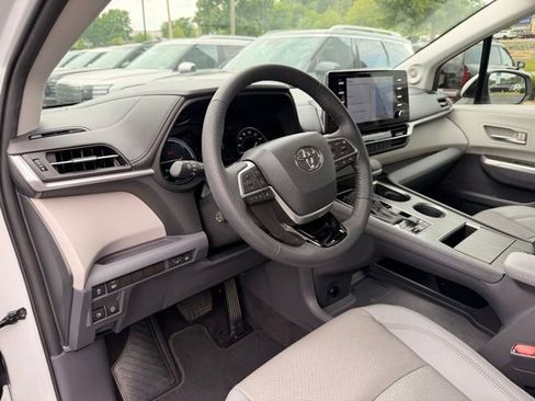 Used 2023 Toyota Sienna Limited FWD image 11