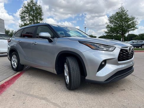 Used 2025 Toyota Highlander LE image 4