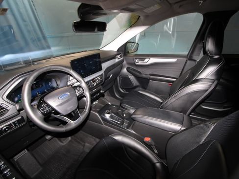 Used 2025 Ford Escape Platinum w/ Premium Technology Package AWD/4WD image 2
