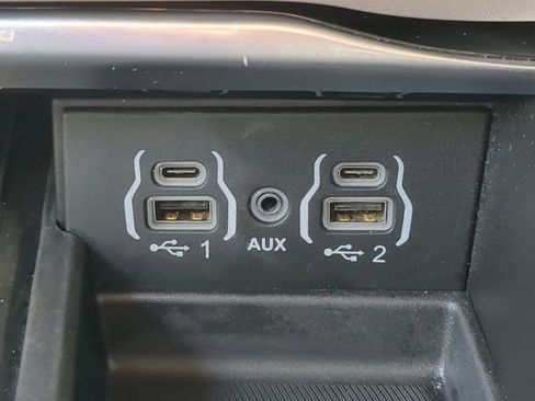 Used 2024 Chrysler Pacifica Limited image 29