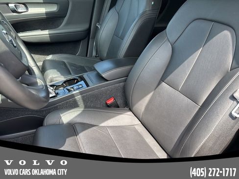 Used 2025 Volvo XC40 B5 Plus image 8