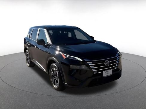 Used 2025 Nissan Rogue SV image 3