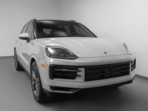 Certified 2025 Porsche Cayenne AWD/4WD image 8