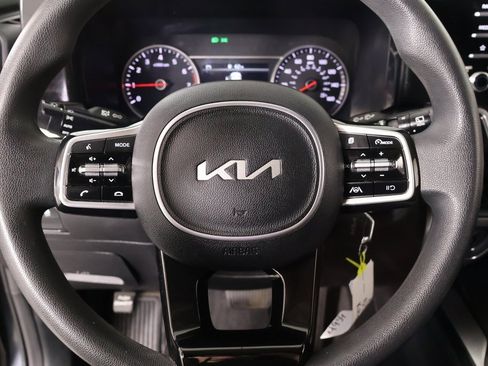 Used 2023 Kia Sorento LX image 3
