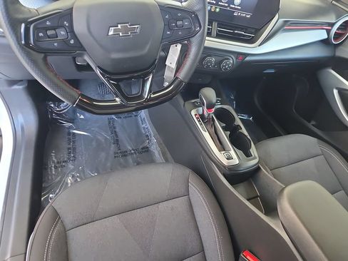 Used 2025 Chevrolet Trax RS FWD image 11