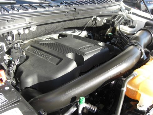 Used 2018 Ford Expedition Limited w/ Equipment Group 302A AWD/4WD image 28