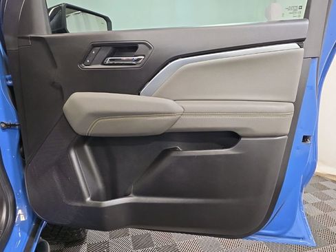 Used 2025 Chevrolet Colorado ZR2 w/ Technology Package AWD/4WD image 9