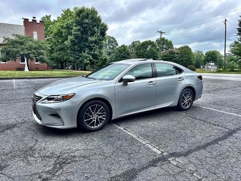 Used 2018 Lexus ES 350 w/ Luxury Package w/Wood Trim FWD image 3