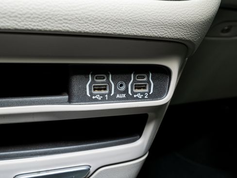 Used 2024 Chrysler Pacifica Touring-L image 23