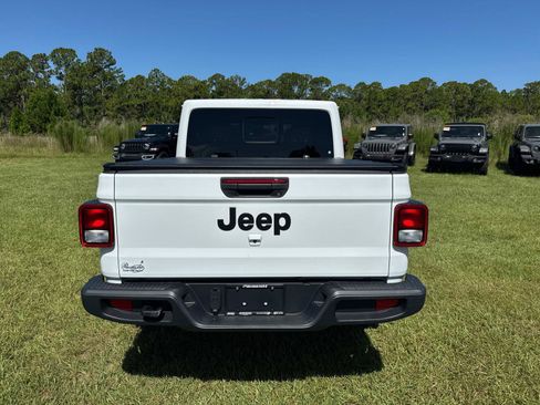 Certified 2025 Jeep Gladiator Sport AWD/4WD image 4