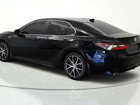 Used 2021 Toyota Camry SE FWD image 4