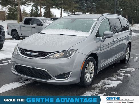 Used 2018 Chrysler Pacifica Touring-L Plus image 2