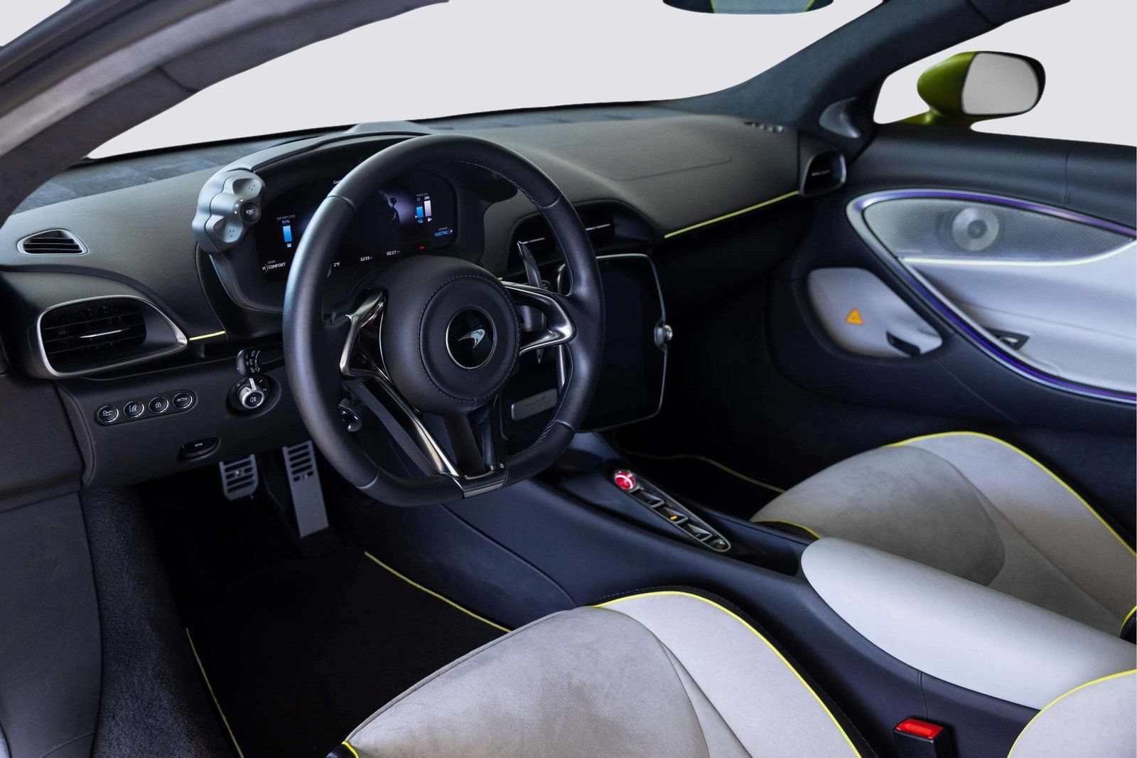 Used 2023 McLaren Artura RWD image 10