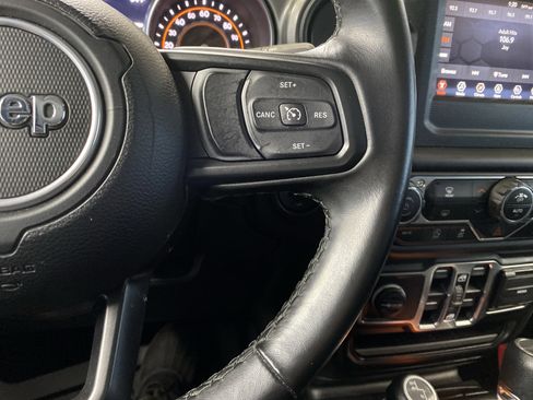 Certified 2021 Jeep Gladiator Willys image 20