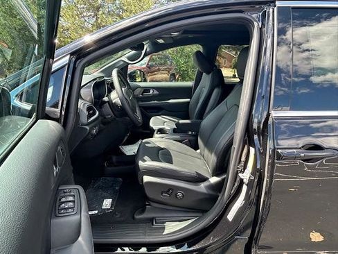 New 2026 Chrysler Pacifica Select image 8