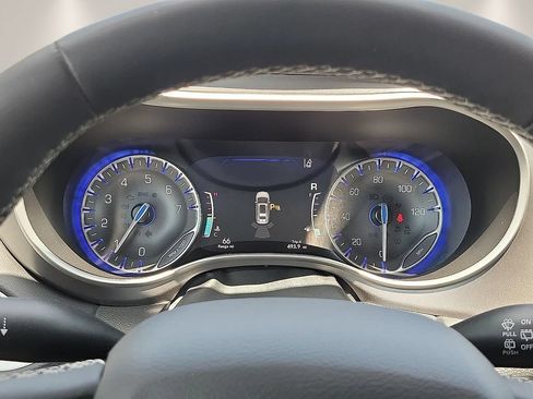 Used 2023 Chrysler Pacifica Touring-L FWD image 19