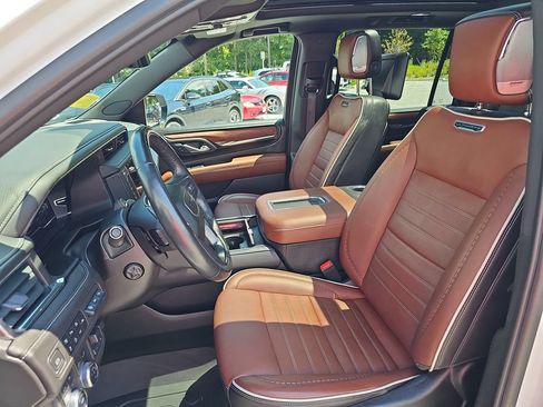 Used 2023 GMC Yukon XL Denali Ultimate w/ LPO, Floor Liner Package AWD/4WD image 10