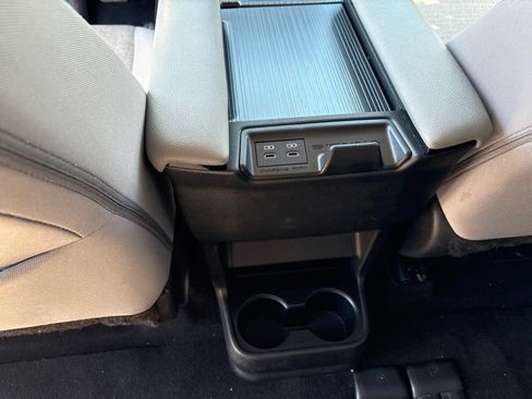 Used 2025 Toyota Sienna LE FWD image 22