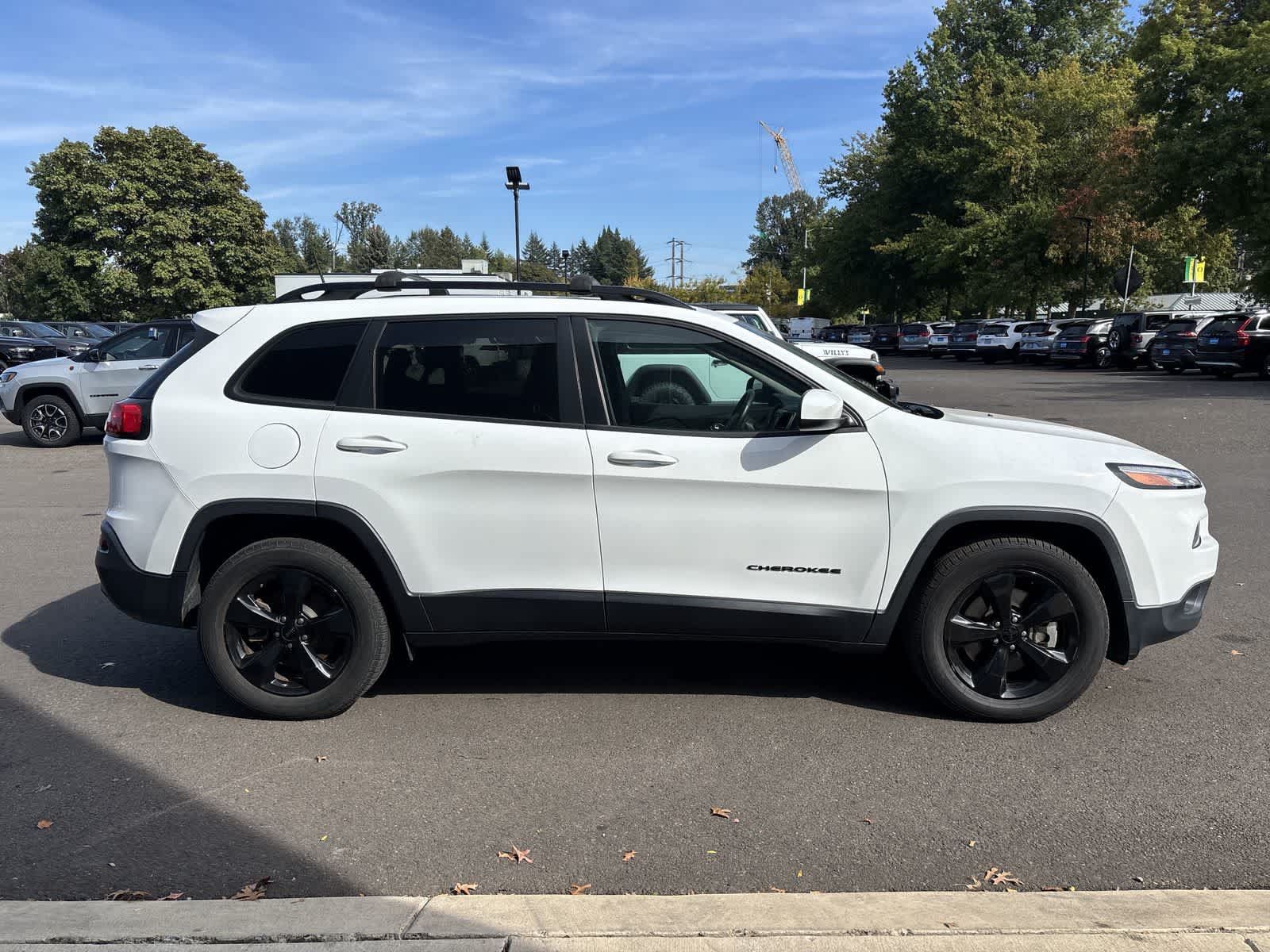 Used 2018 Jeep Cherokee Latitude w/ Altitude Package AWD/4WD image 5