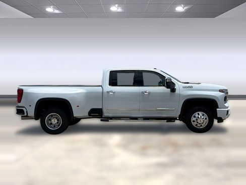 Certified 2026 Chevrolet Silverado 3500 High Country w/ Technology Package AWD/4WD image 8