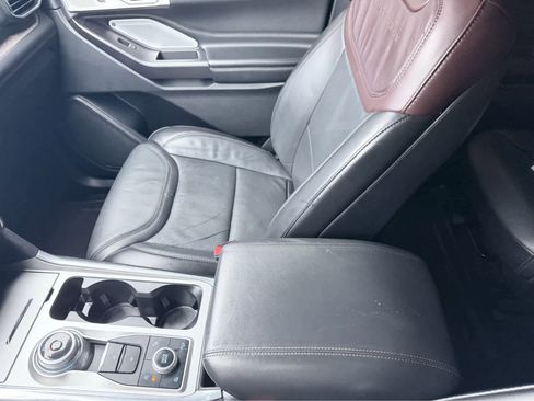 Used 2020 Ford Explorer Platinum w/ Premium Technology Package image 32