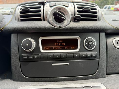 Used 2013 smart fortwo passion RWD image 8