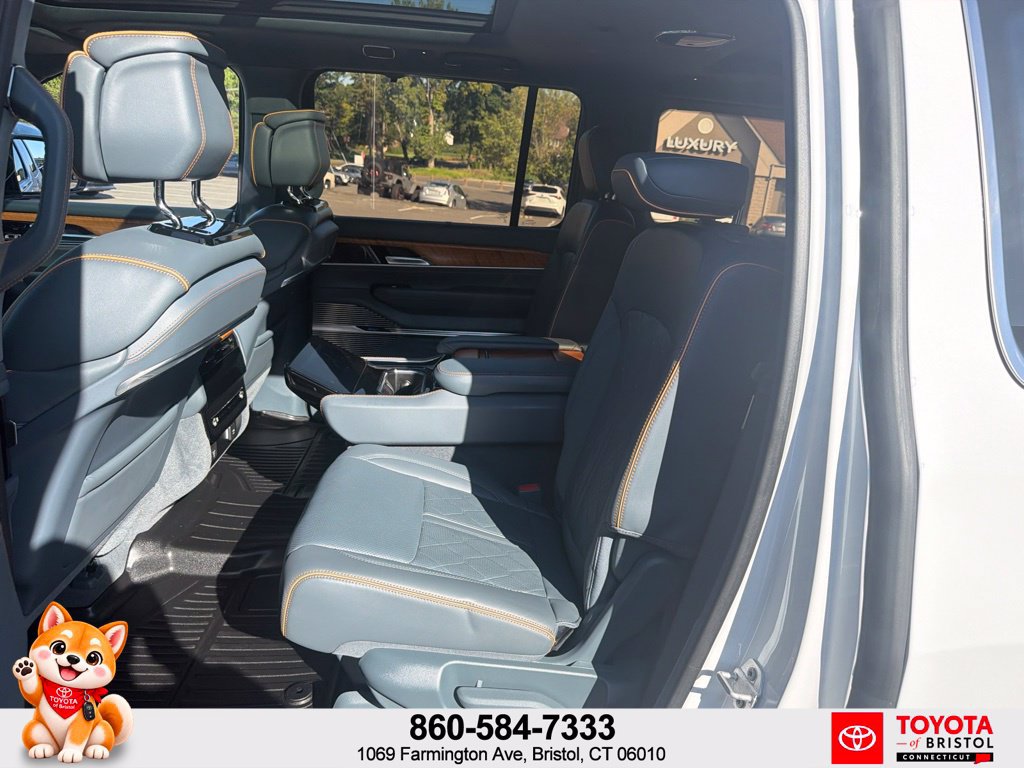 Used 2023 Jeep Grand Wagoneer Series III AWD/4WD image 33