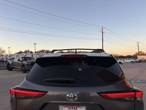 Used 2023 Toyota Highlander XLE image 8