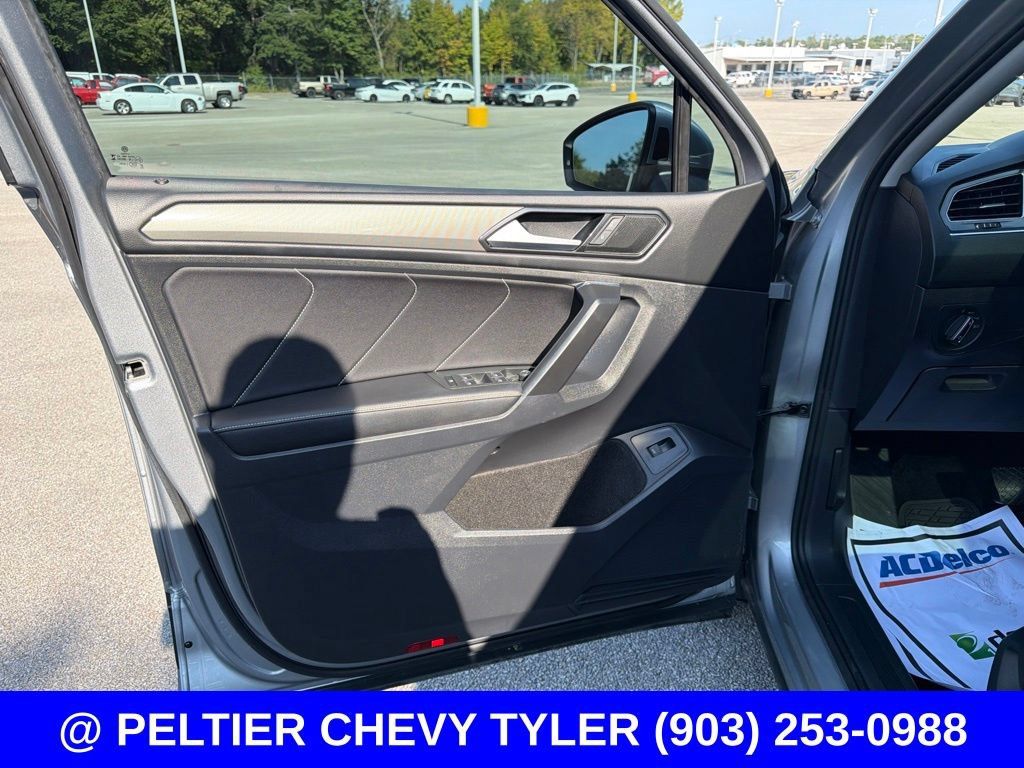Used 2023 Volkswagen Tiguan SE w/ Panoramic Sunroof Package FWD image 13