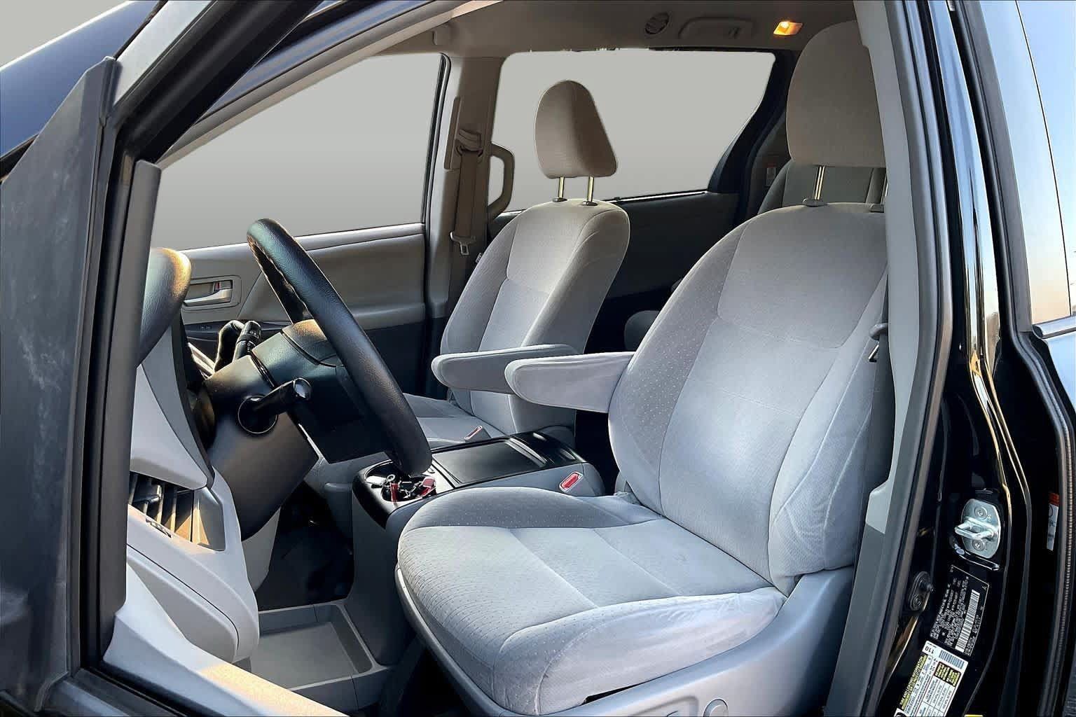 Used 2015 Toyota Sienna LE FWD image 8