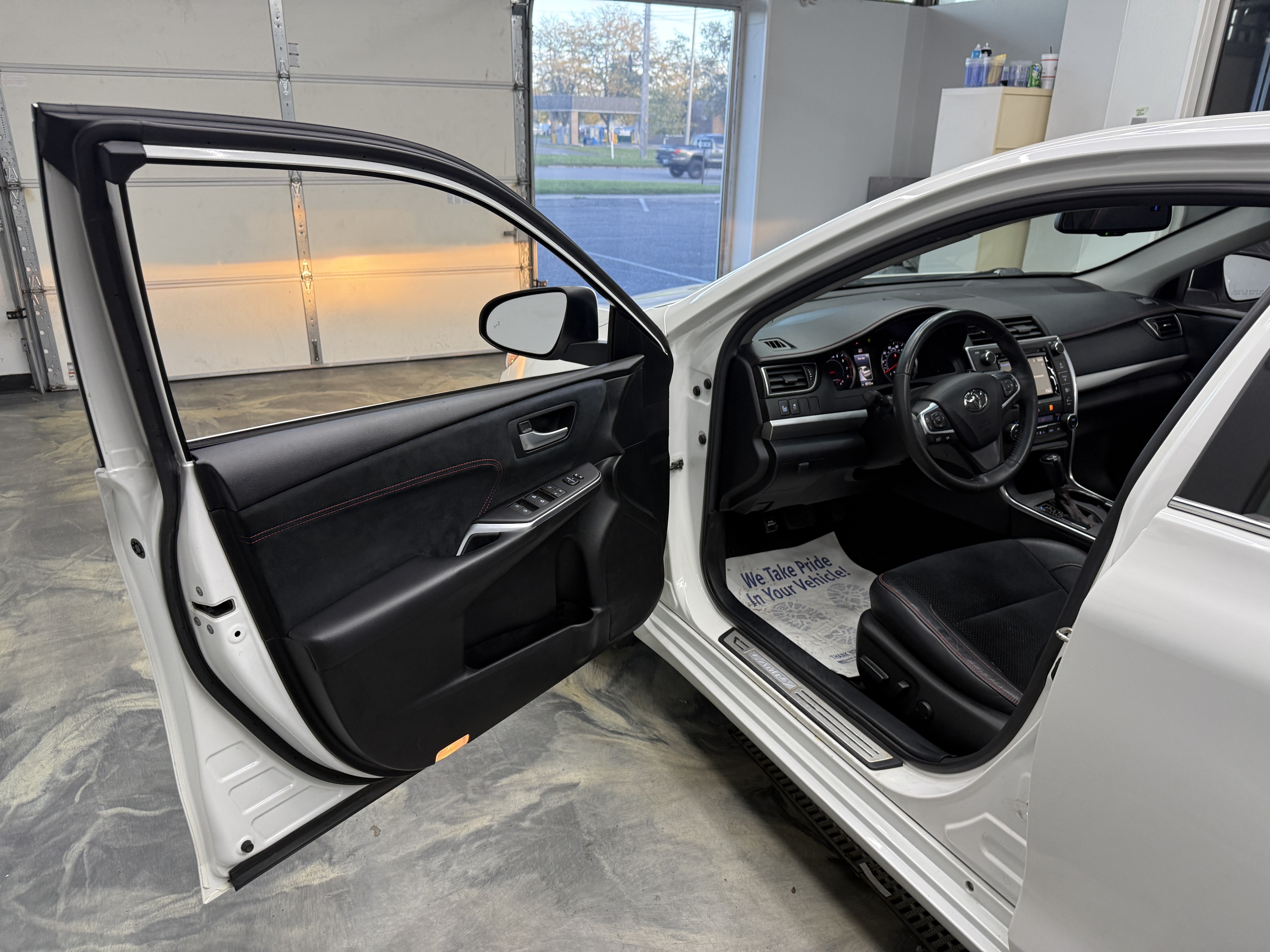 Used 2017 Toyota Camry XSE FWD image 8