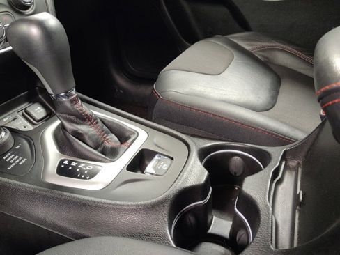 Used 2018 Jeep Cherokee Trailhawk w/ Cold Weather Group image 26